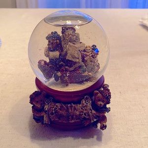 Boyd’s bear snow globe